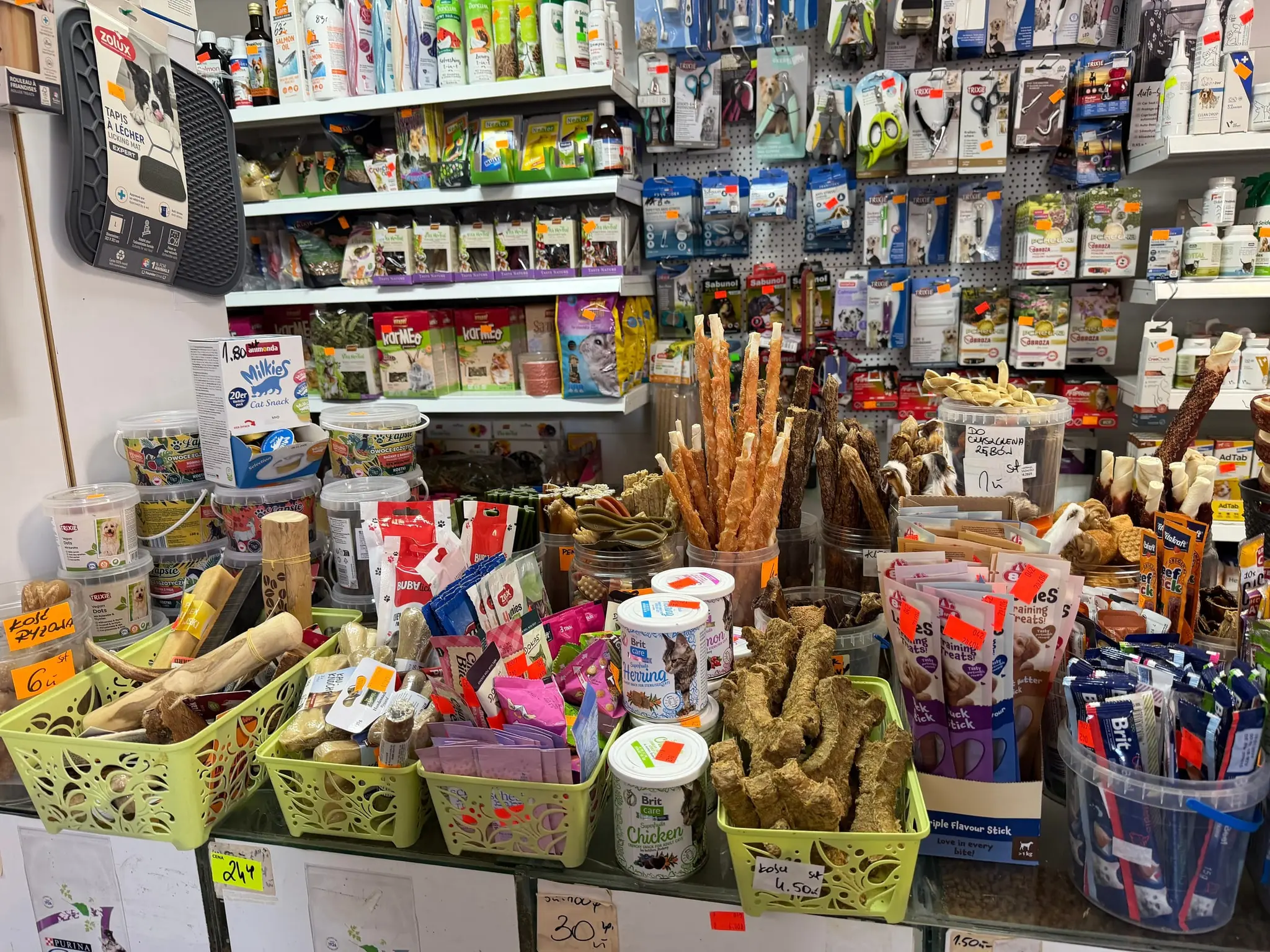 Koszyki i słoje z naturalnymi gryzakami dla psów przy ladzie